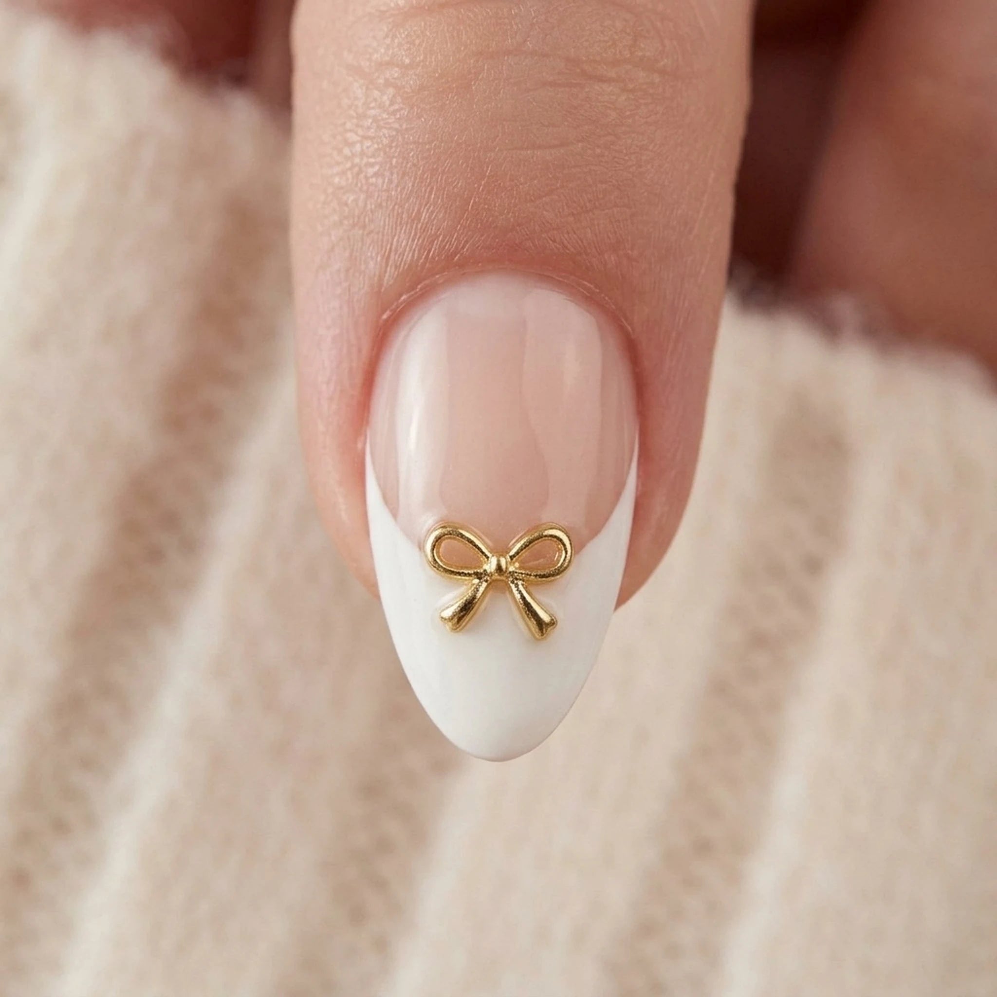 Blushing Bow press-on naglar närbild på nagelfinish