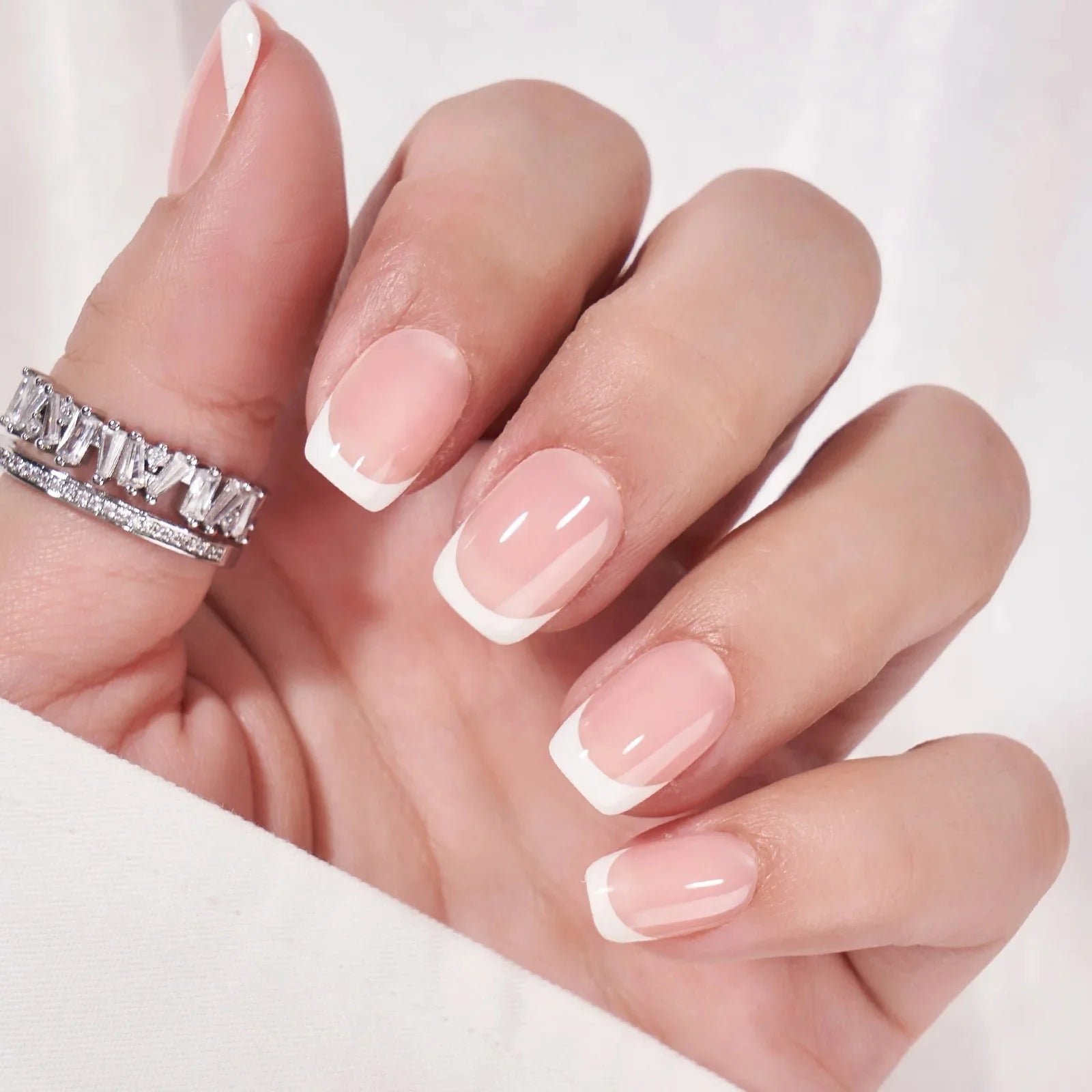Angelic Aura square lösnaglar närbild – ren vit fransk tipp med silverring i baguettesten