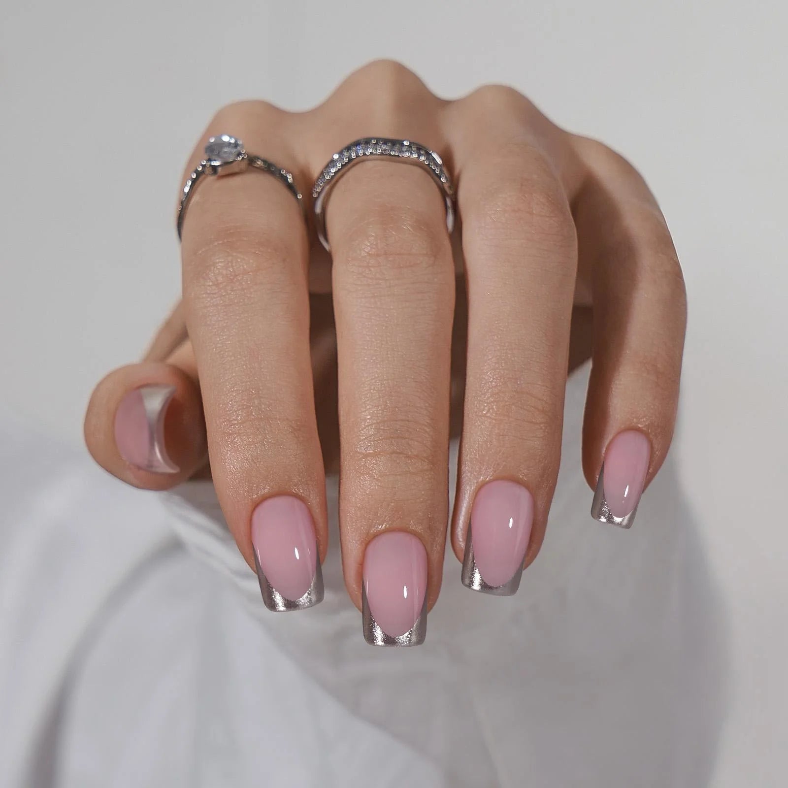 Fancy French press-on naglar styling – nude square naglar med silver tips och kristallringar