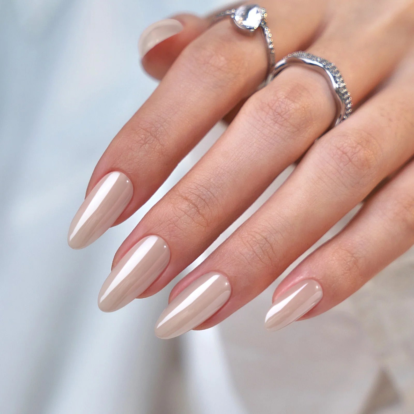 Pearly Perfection press-on naglar närbild – pearl mandelform med silverring och kristall mot ljus bakgrund