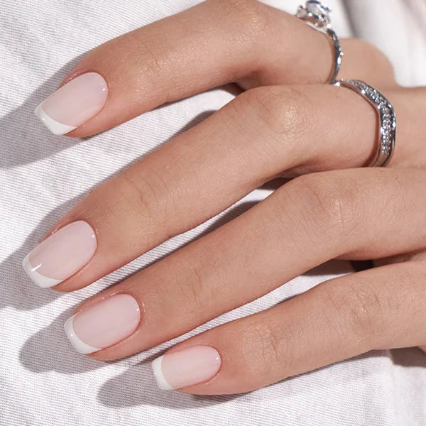 Frosted French square lösnaglar – fransk vit spets och naturlig nude bas på vit satin