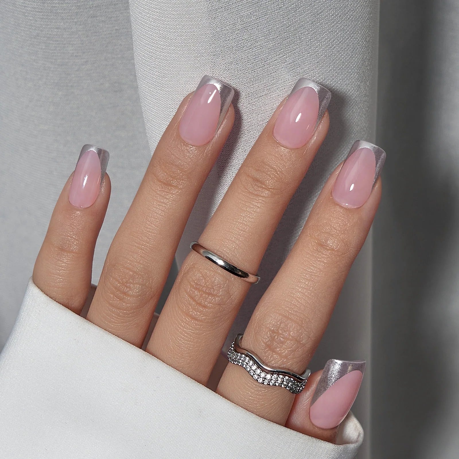 Korta square gelénaglar – Fancy French med silvermetallic fransk tipp och silverringar
