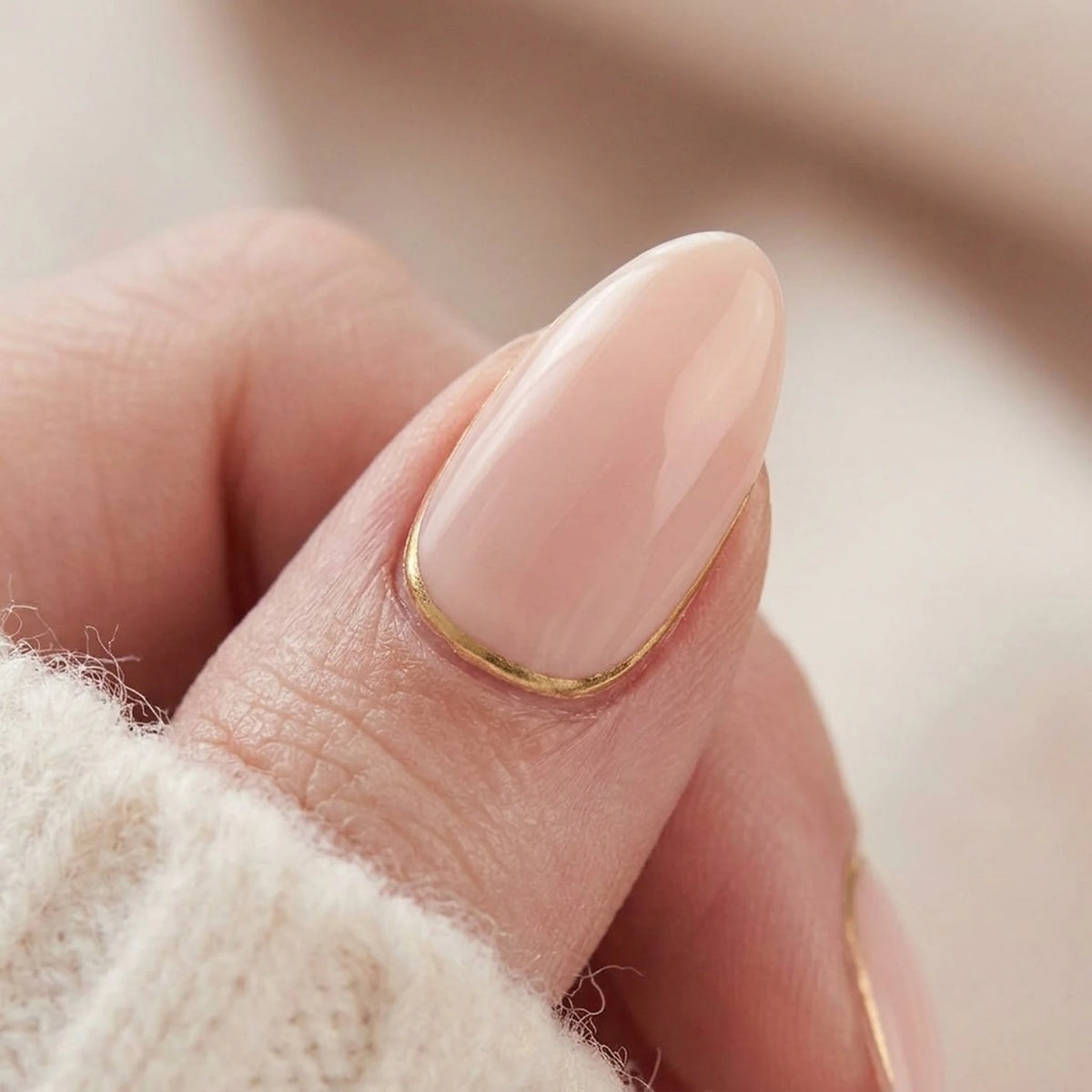 Golden Glimmer press-on naglar närbild på nagelfinish