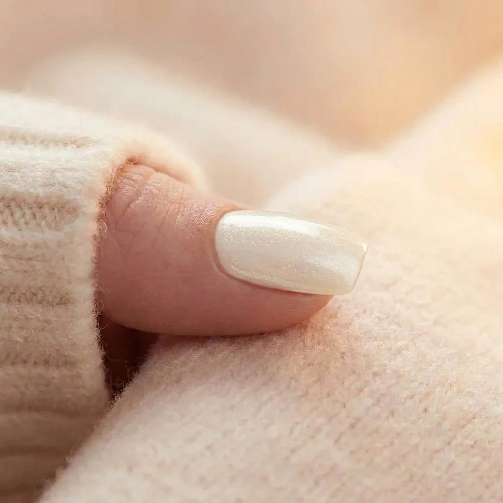 Satin Snow – press-on naglar, närbild på nagel