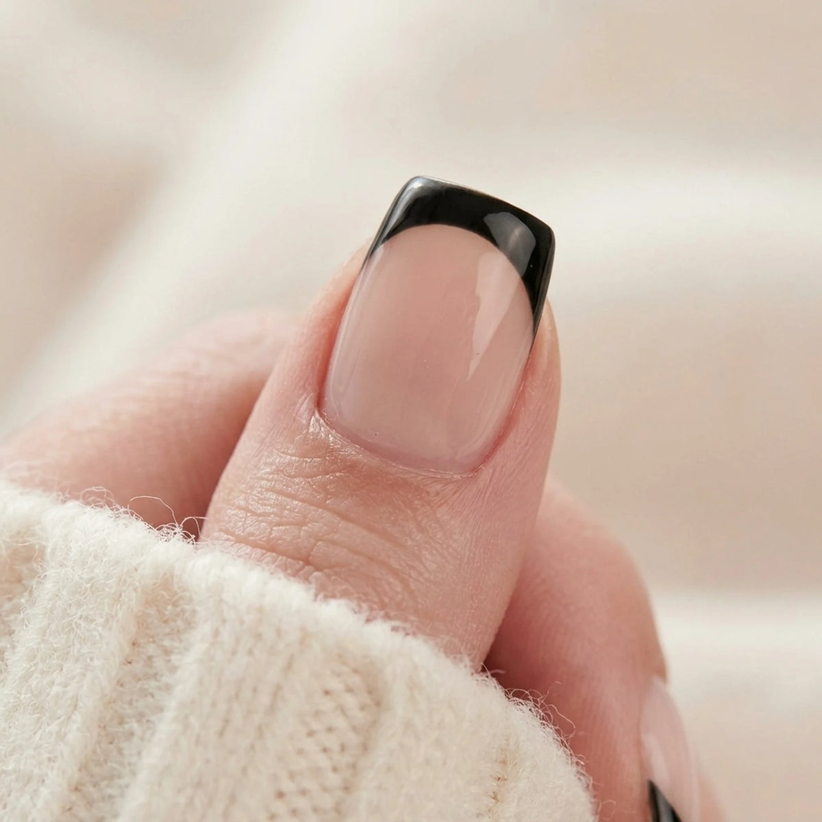 Sleek Silhouette press-on naglar närbild på nagelfinish