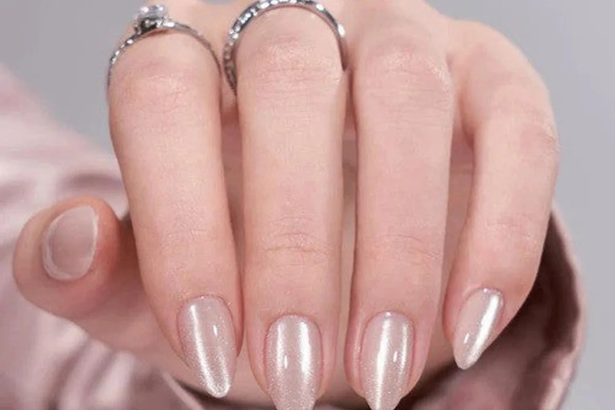 Nagelolja – enklaste vården för starka naglar under XNails press-on naglar