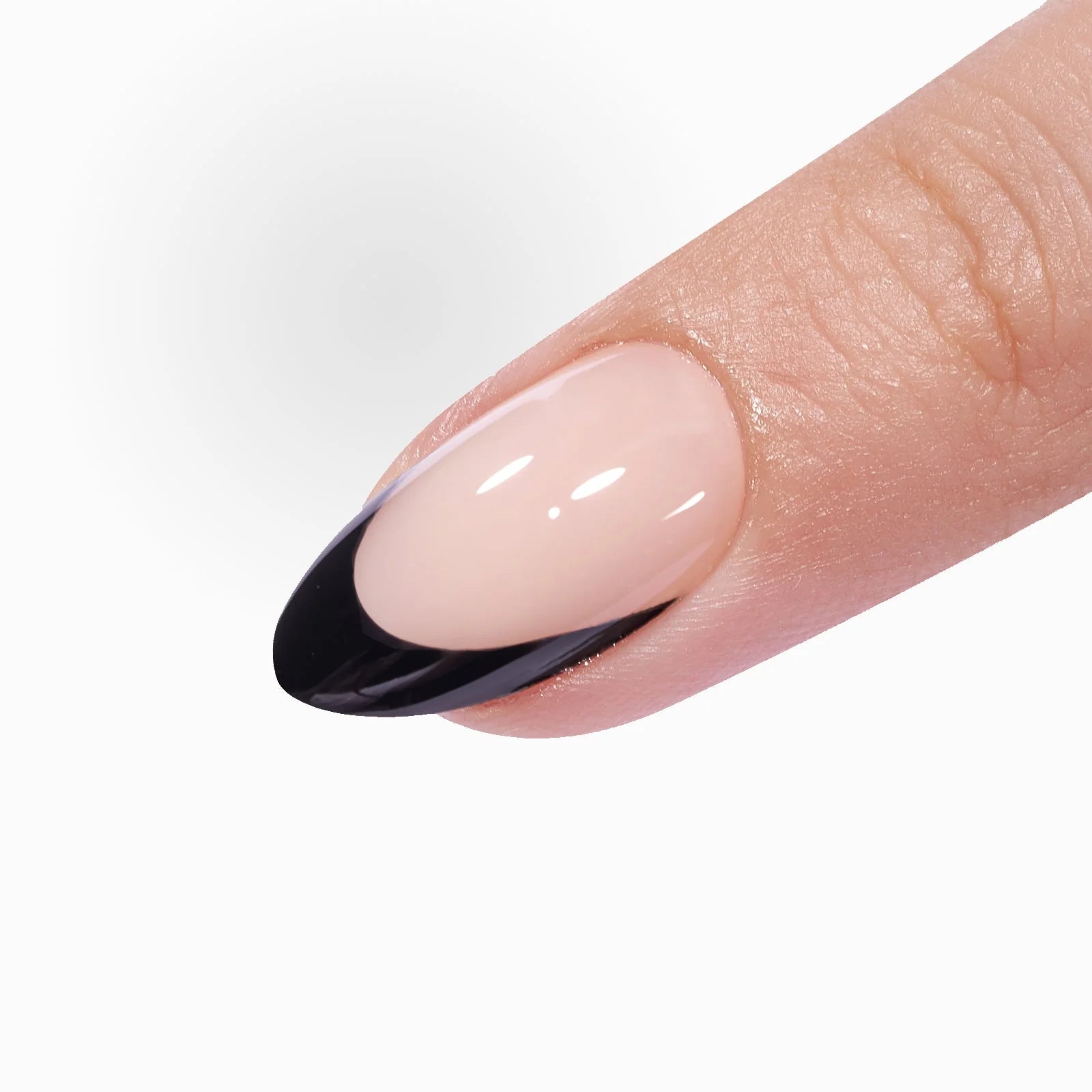 Sleek Silhouette lösnaglar närbild – nude mandelnagel med blank svart fransk tipp