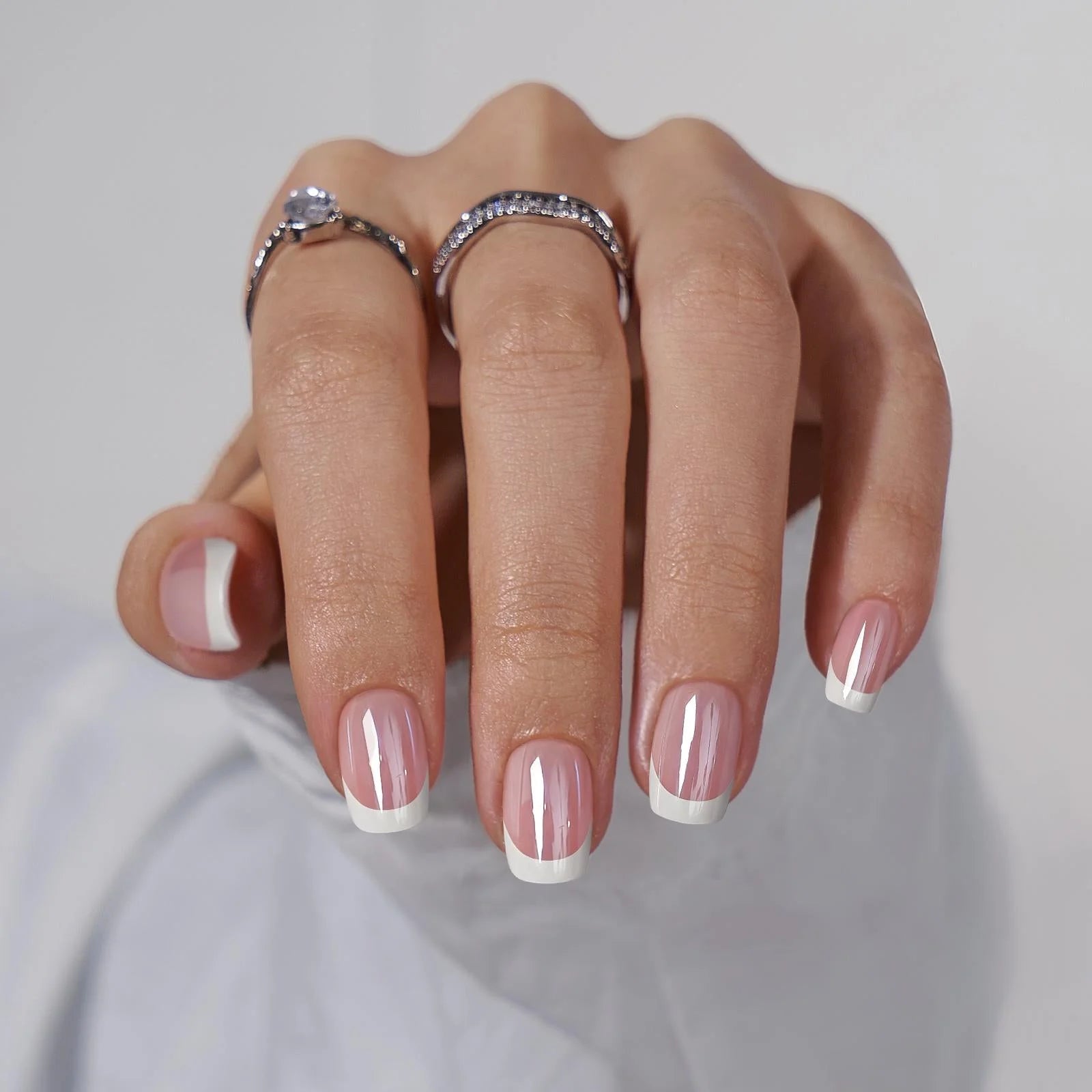 Classic Chrome lösnaglar närbild – korta square gelénaglar med blank chrome-finish och silverringar