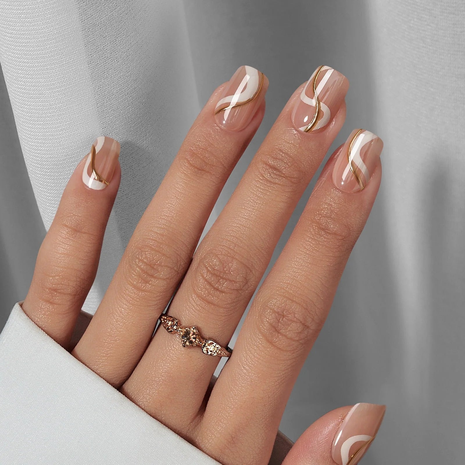 Square lösnaglar med guld swirl – Summer Swirl design med guldring i champagnetoner