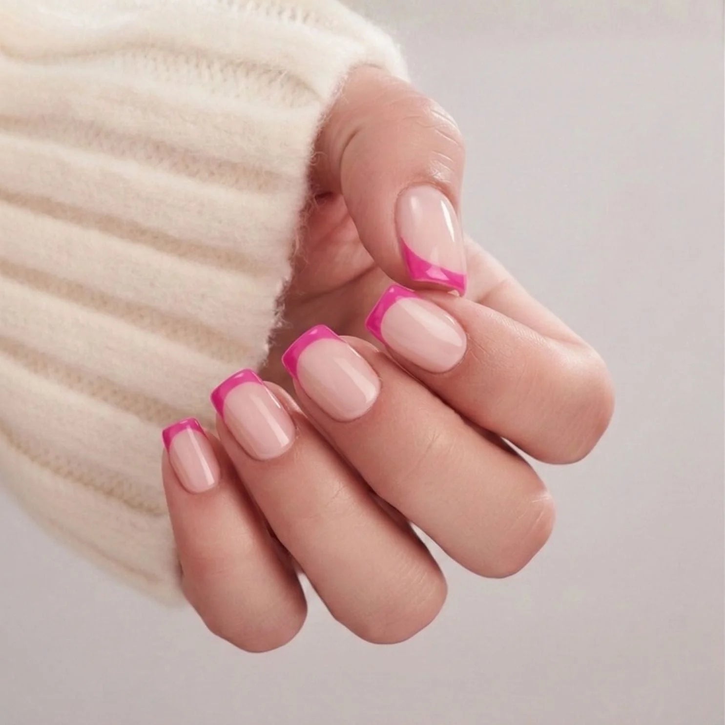 Pixie Pink gelénaglar närbild – rosa french tipp på nude bas i kort square-form
