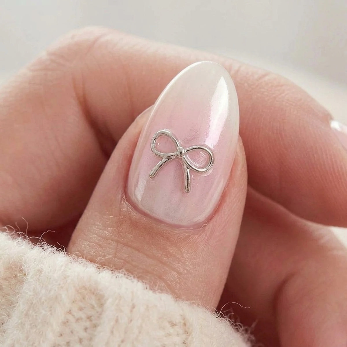 Aura Amoré press-on naglar närbild på nagelfinish