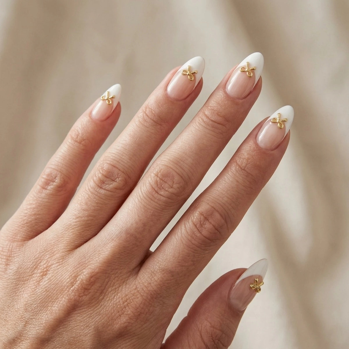 Blushing Bow press-on naglar i mandelform med vit fransk tip och 3D-rosett