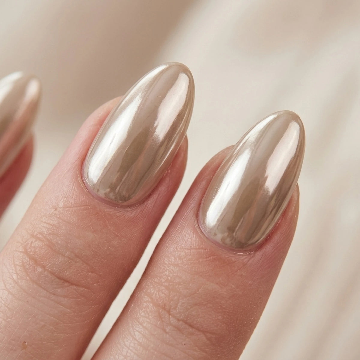 Pearly Perfection press-on naglar i mandelform med brons pärlemor-chrome
