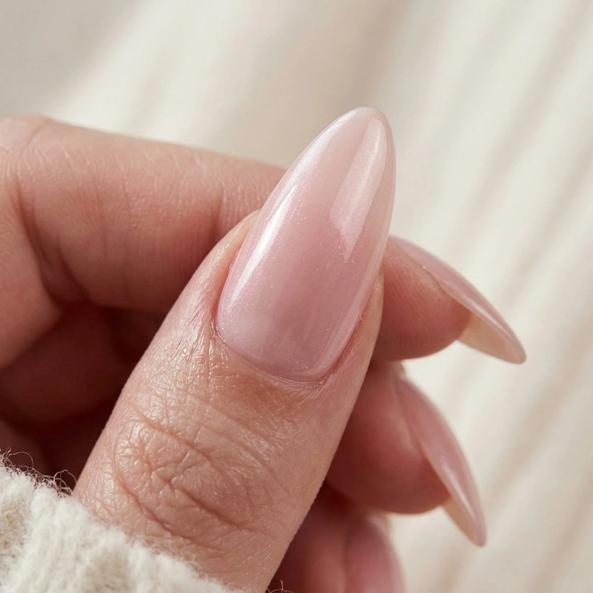 Pinkie Pearl press-on naglar närbild på nagelfinish