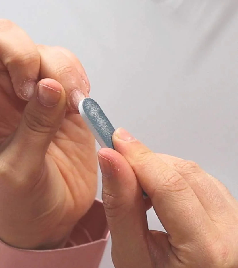 En nagelfil buffar nagelytan