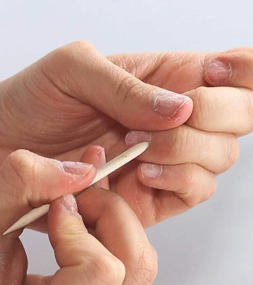 En träpinne skjuter tillbaka nagelbanden